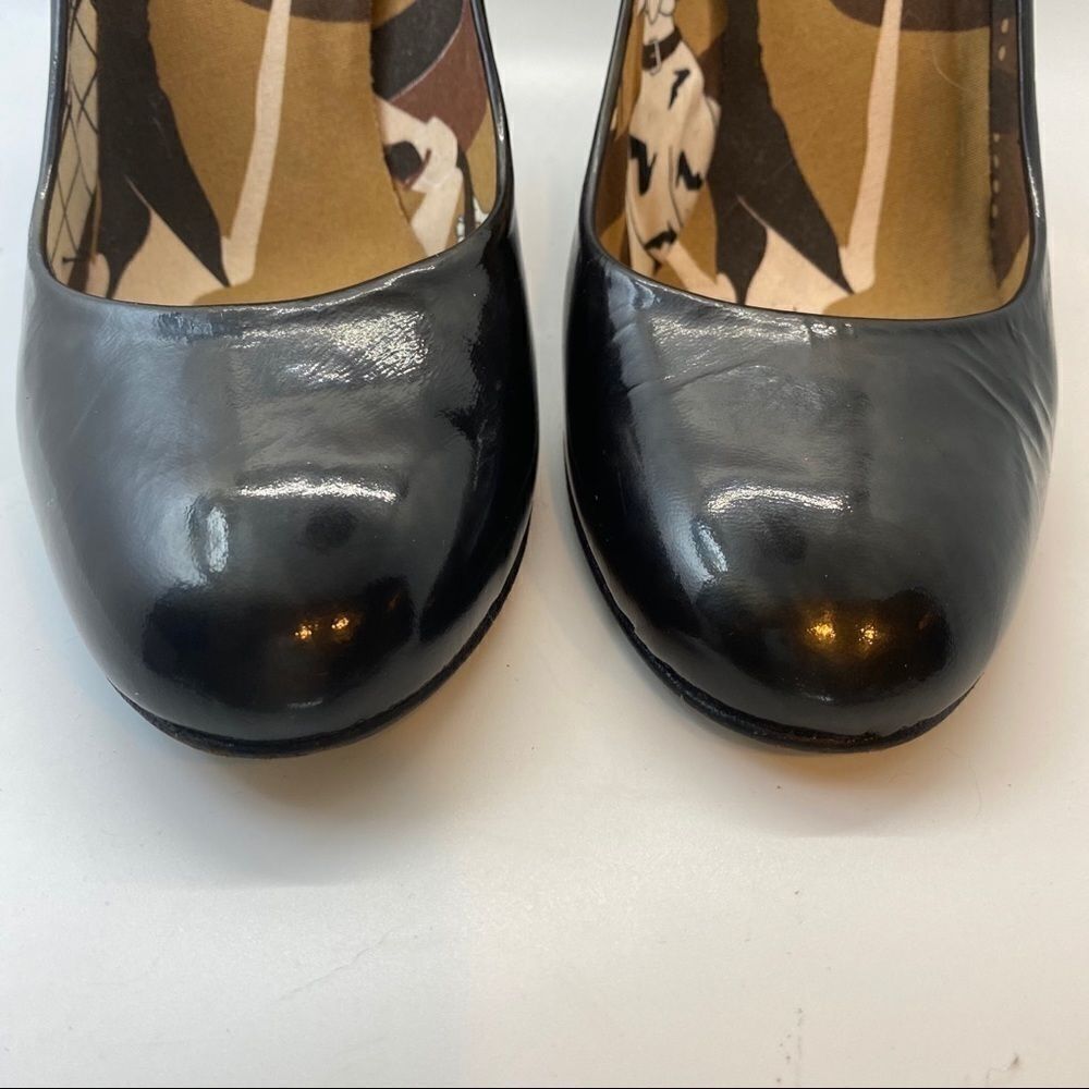 Stuart Weitzman almond toe patent leather pump - Picture 3 of 8